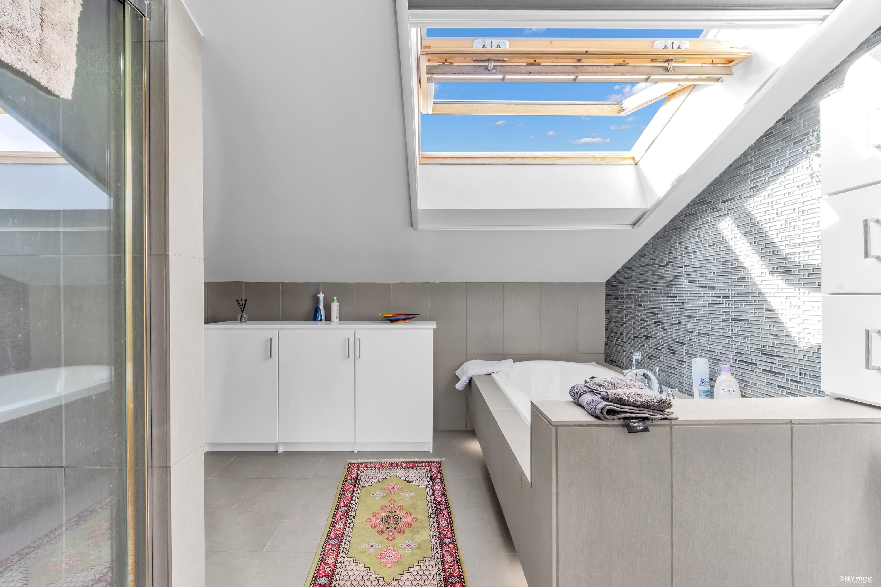 1002 Ironwork Passage, Vancouver, BC