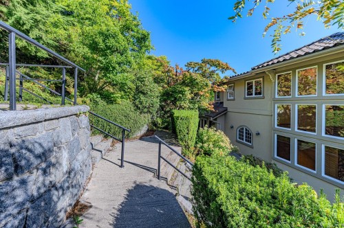 2379 Constantine Place, West Vancouver, BC 