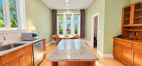 2491 14Th Avenue W, Vancouver, BC 