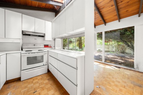 3745 Southridge Avenue, West Vancouver, BC 