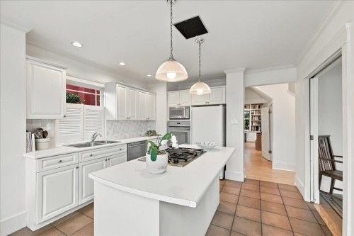 706 24Th Avenue W, Vancouver, BC 