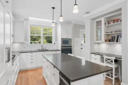 2071 Esquimalt Avenue West Vancouver, BC V7V 1S3