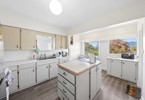 3993 10Th Avenue W, Vancouver, BC 