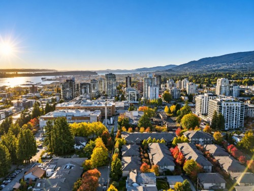 364 14Th Street E, North Vancouver, BC 