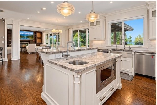 2638 Queens Avenue, West Vancouver, BC 