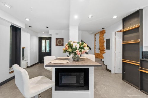 2069 Westview Drive, North Vancouver, BC 