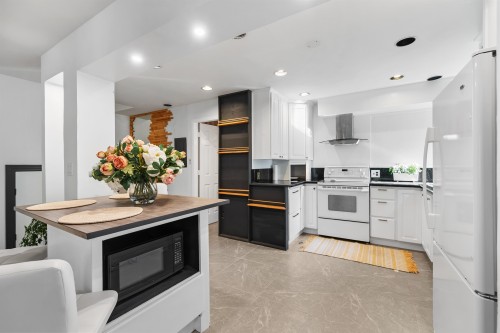 2069 Westview Drive, North Vancouver, BC 