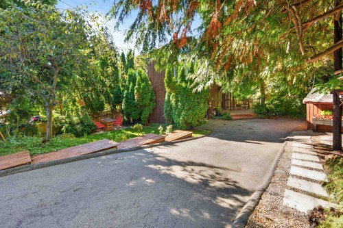 2069 Westview Drive, North Vancouver, BC 