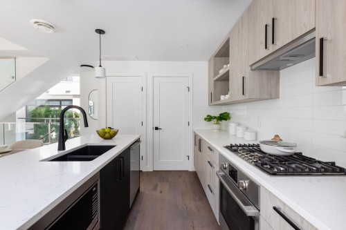 6829 Cambie Street, Vancouver, BC 