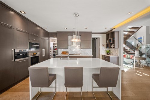 966 Beaumont Drive, North Vancouver, BC 