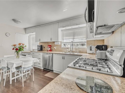 938 29Th Street E, North Vancouver, BC 