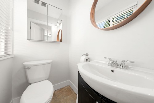 1147 Deep Cove Road, North Vancouver, BC 