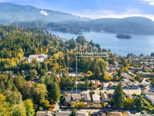 1147 Deep Cove Road, North Vancouver, BC 