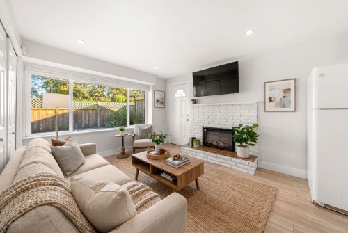 1147 Deep Cove Road, North Vancouver, BC 