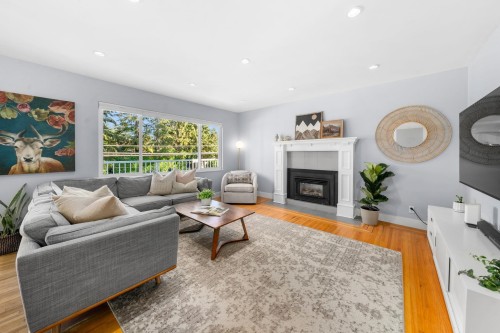 1147 Deep Cove Road, North Vancouver, BC 