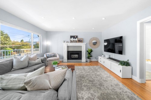1147 Deep Cove Road, North Vancouver, BC 