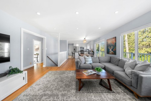 1147 Deep Cove Road, North Vancouver, BC 