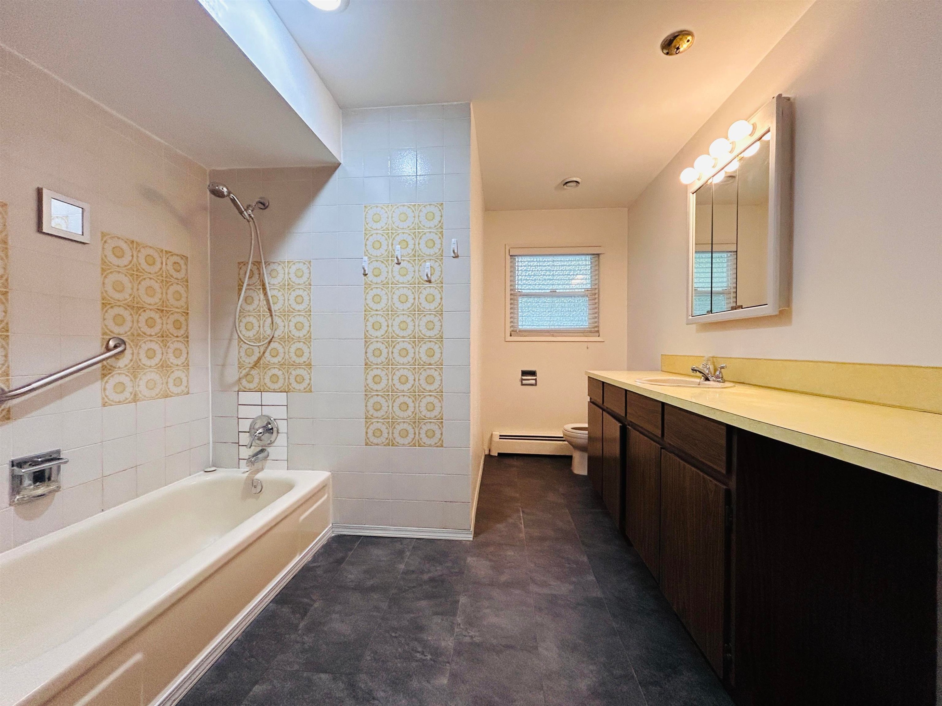 1404 Winslow Avenue, Coquitlam, BC