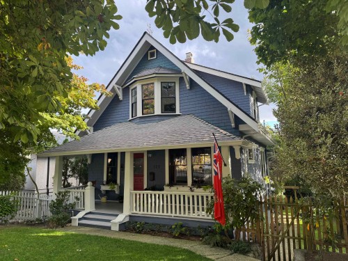 121 27Th Street E, North Vancouver, BC 