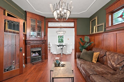 121 27Th Street E, North Vancouver, BC 