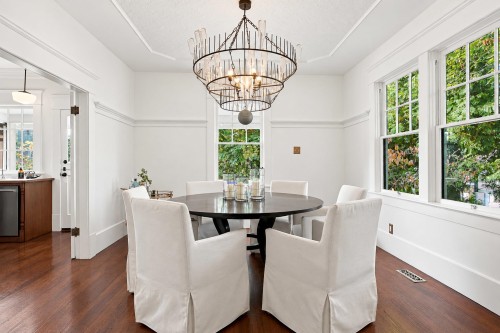121 27Th Street E, North Vancouver, BC 
