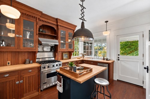 121 27Th Street E, North Vancouver, BC 