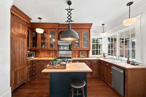 121 27Th Street E, North Vancouver, BC 