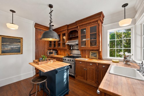 121 27Th Street E, North Vancouver, BC 