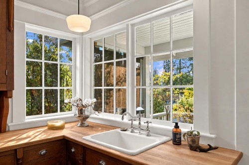 121 27Th Street E, North Vancouver, BC 