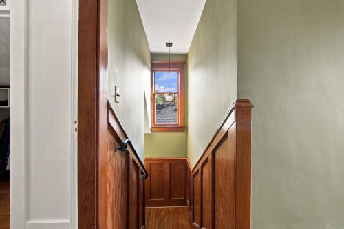 121 27Th Street E, North Vancouver, BC 