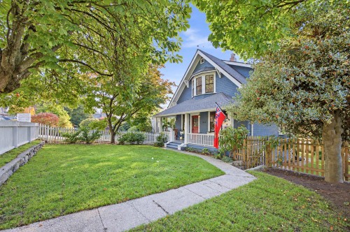 121 27Th Street E, North Vancouver, BC 