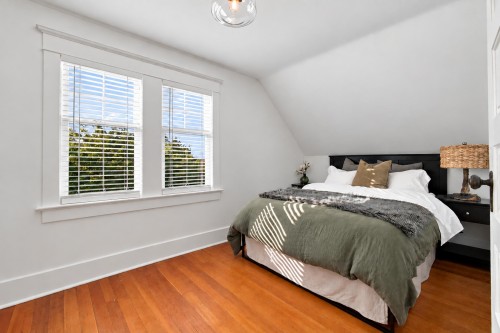 121 27Th Street E, North Vancouver, BC 