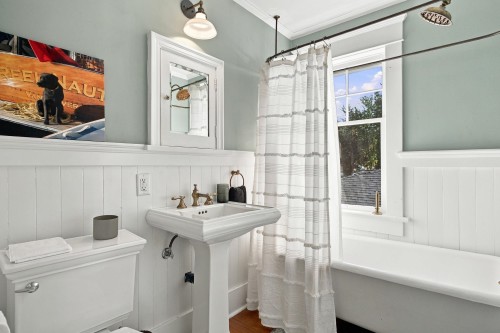 121 27Th Street E, North Vancouver, BC 