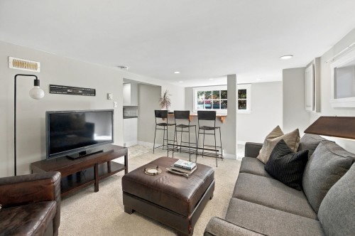 121 27Th Street E, North Vancouver, BC 