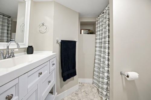 121 27Th Street E, North Vancouver, BC 