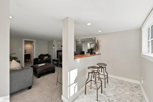 121 27Th Street E, North Vancouver, BC 