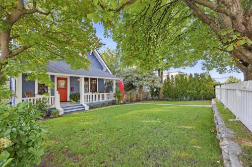 121 27Th Street E, North Vancouver, BC 