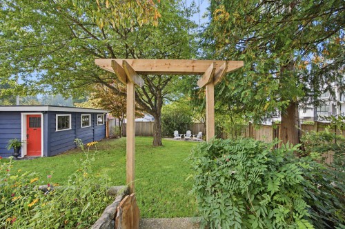 121 27Th Street E, North Vancouver, BC 