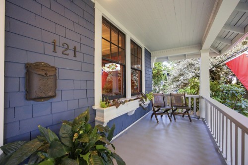 121 27Th Street E, North Vancouver, BC 