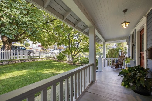 121 27Th Street E, North Vancouver, BC 