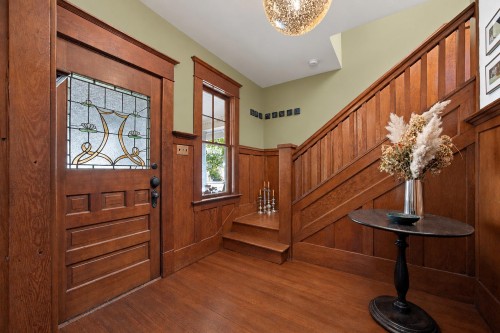 121 27Th Street E, North Vancouver, BC 