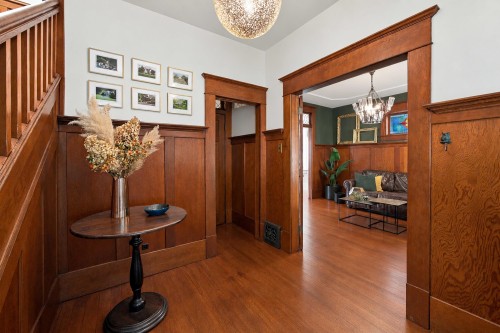 121 27Th Street E, North Vancouver, BC 