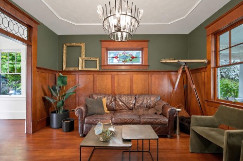 121 27Th Street E, North Vancouver, BC 