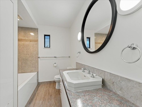 240 18Th Street E, North Vancouver, BC 