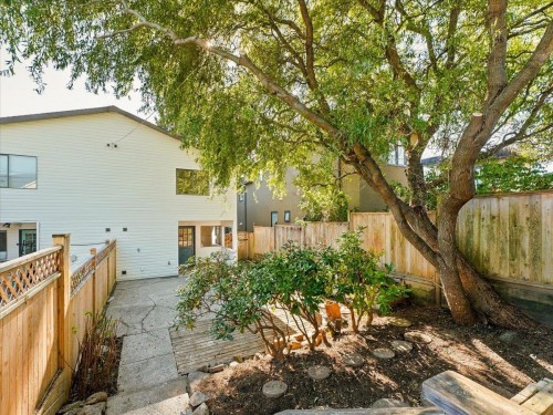 240 18Th Street E, North Vancouver, BC 