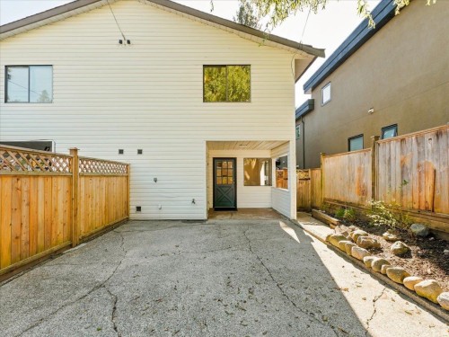 240 18Th Street E, North Vancouver, BC 