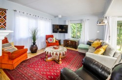 227 Tomahawk Avenue  West Vancouver, BC V7P 1C4