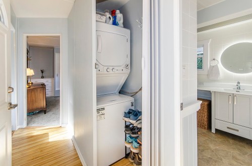 227 Tomahawk Avenue, West Vancouver, BC 