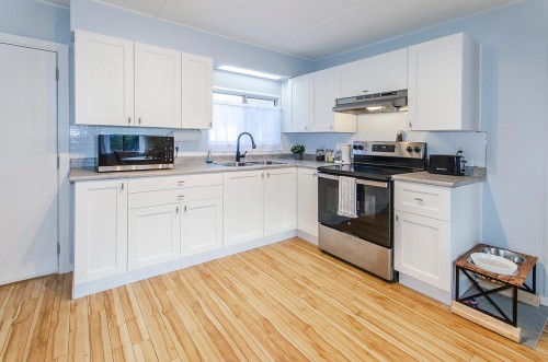 227 Tomahawk Avenue, West Vancouver, BC 