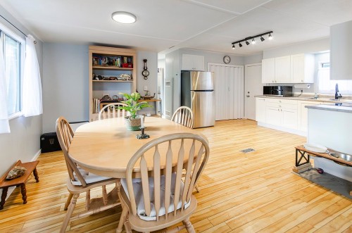 227 Tomahawk Avenue, West Vancouver, BC 